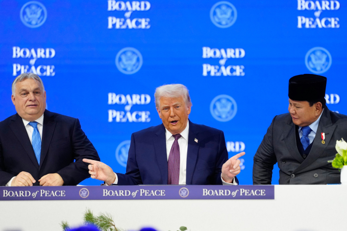 Tổng thống Mỹ Donald Trump (giữa) tại buổi ký kết Hiến chương Hội đồng Hòa bình ngày 22/1 ở Thụy Sĩ. Ảnh: AP