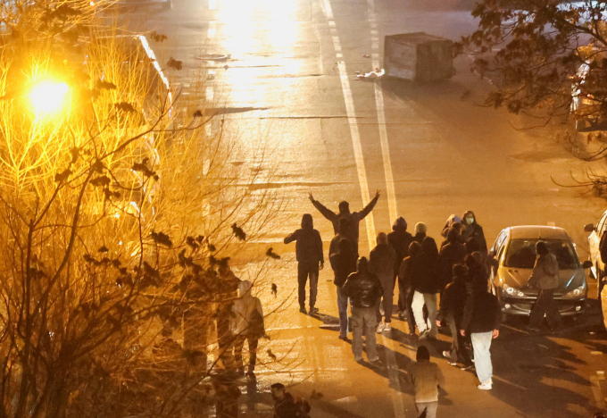 Người biểu tình Iran trên đường phố Tehran ngày 8/1. Ảnh: Reuters