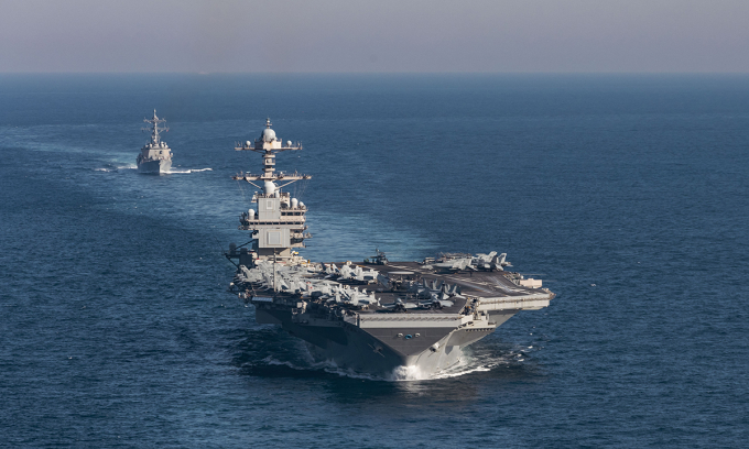 Tàu sân bay USS Gerald R. Ford và khu trục hạm USS Bainbridge trên Đại Tây Dương tháng 3/2025. Ảnh: US Navy
