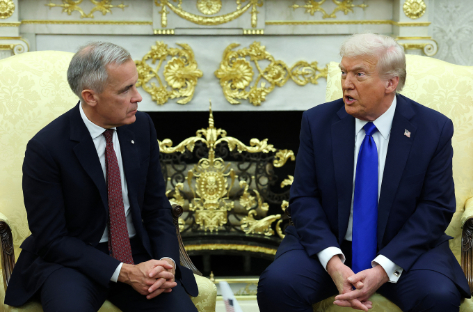 Tổng thống Mỹ Donald Trump (phải) và Thủ tướng Canada Mark Carney tại Nhà Trắng tháng 10/2025. Ảnh: AFP