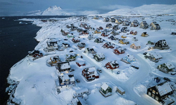 Những ngôi nhà ven biển tại thủ phủ Nuuk của đảo Greenland tháng 3/2025. Ảnh: AP