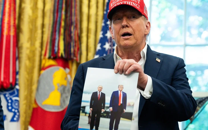 Ông Trump treo ảnh chụp cùng ông Putin trong Nhà Trắng, các đồng minh nổi giận - Ảnh 2.