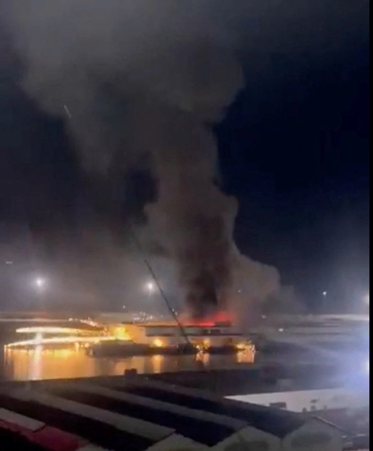 Ông Trump xác nhận tấn công Venezuela, tuyên bố đã bắt ông Maduro và vợ - Ảnh 2.