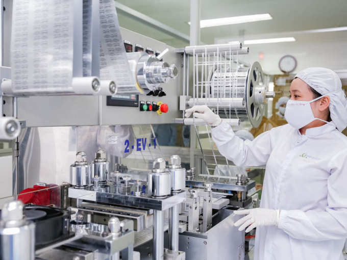 Một nhân viên đang làm việc tại nhà máy chuyên sản xuất thuốc kháng sinh của Imexpharm. Ảnh: IMP