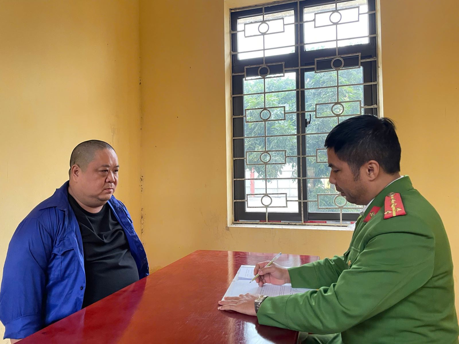 Đối tượng có 2 lệnh truy nã đặc biệt, cầm đầu nhóm tội phạm chuyên lừa đảo và đánh bạc quy mô 9.300 tỉ  - Ảnh 1.