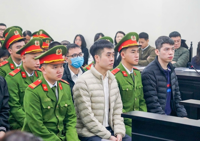 Ông chủ Z Holding Hoàng Quang Thịnh (áo trắng) tại tòa. Ảnh: Linh Đan