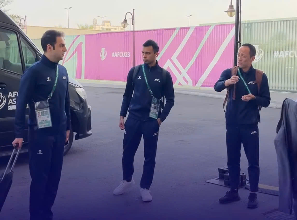 'Ông vua thẻ phạt' đã tới sân, sẵn sàng điều hành ‘mượt’ tứ kết U.23 Việt Nam đại chiến UAE- Ảnh 1.