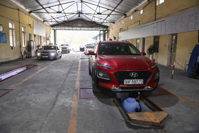 Ôtô đăng kiểm trong một trung tâm đăng kiểm tại Hà Nội. Ảnh: Giang Huy