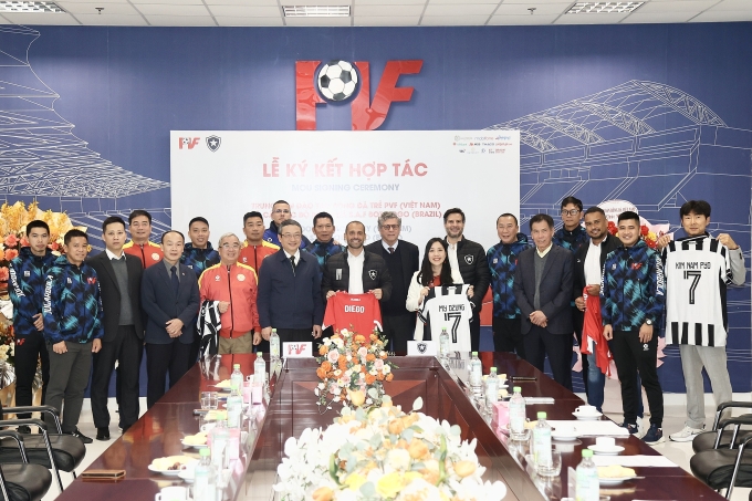 Đại diện PVF và Botafogo trao đổi áo đấu sau lễ ký kết Biên bản ghi nhớ hợp tác (MoU)  ở Trung tâm đào tạo bóng đá trẻ PVF tại Hưng Yên vào ngày 24/1/2026. Ảnh: PVF