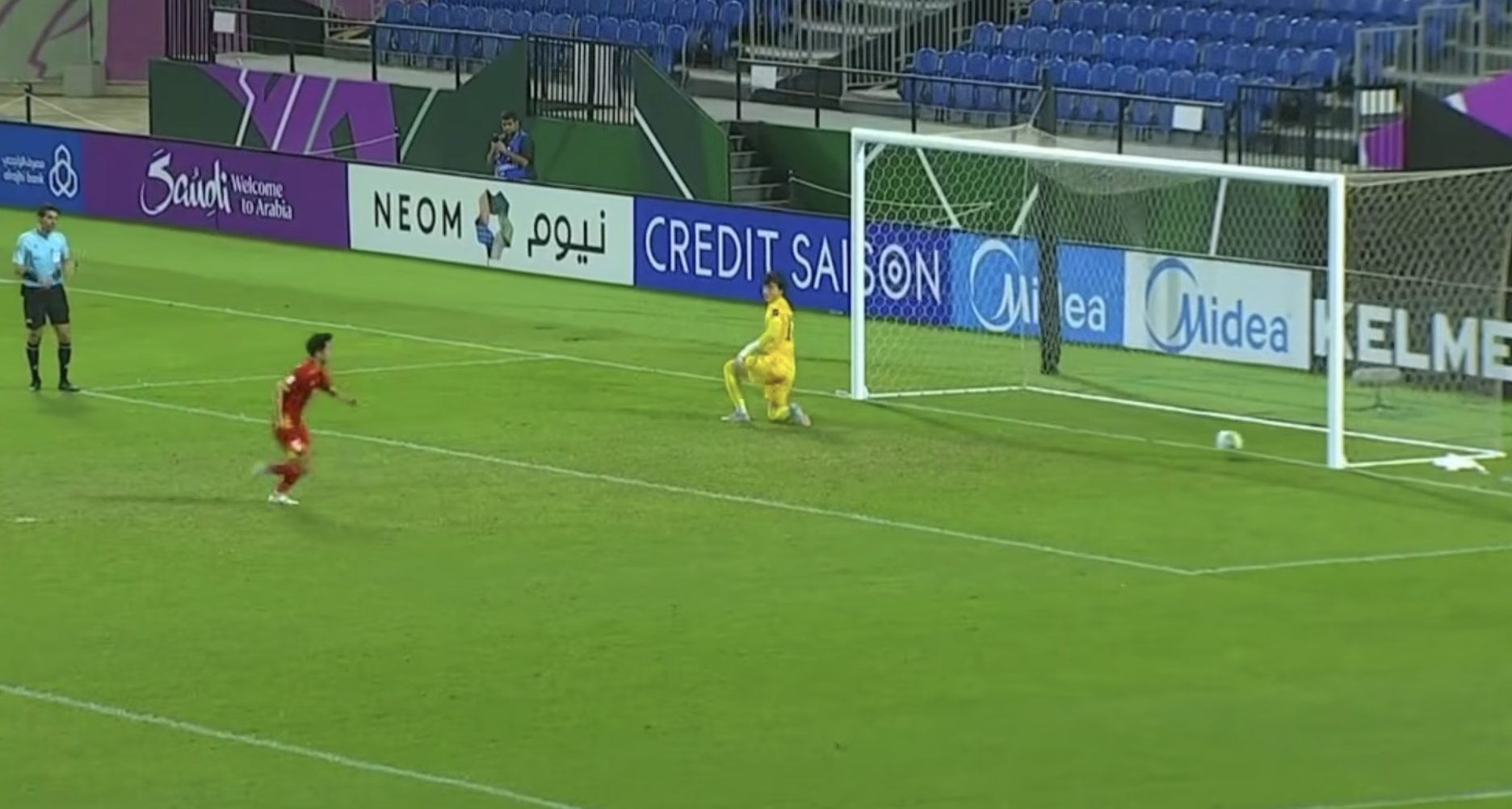 Loạt sút 11m cực quái của U.23 Việt Nam: Pha 'quay xe' bất ngờ ấn định chiến thắng- Ảnh 1. Loạt sút 11m cực quái của U.23 Việt Nam: Pha 'quay xe' bất ngờ ấn định chiến thắng- Ảnh 1.