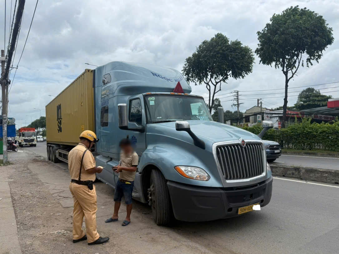 Phân biệt sai biển cấm xe kéo rơ-moóc có thể bị phạt đến 22 triệu đồng - Ảnh 1. Phân biệt sai biển cấm xe kéo rơ-moóc có thể bị phạt đến 22 triệu đồng - Ảnh 1.