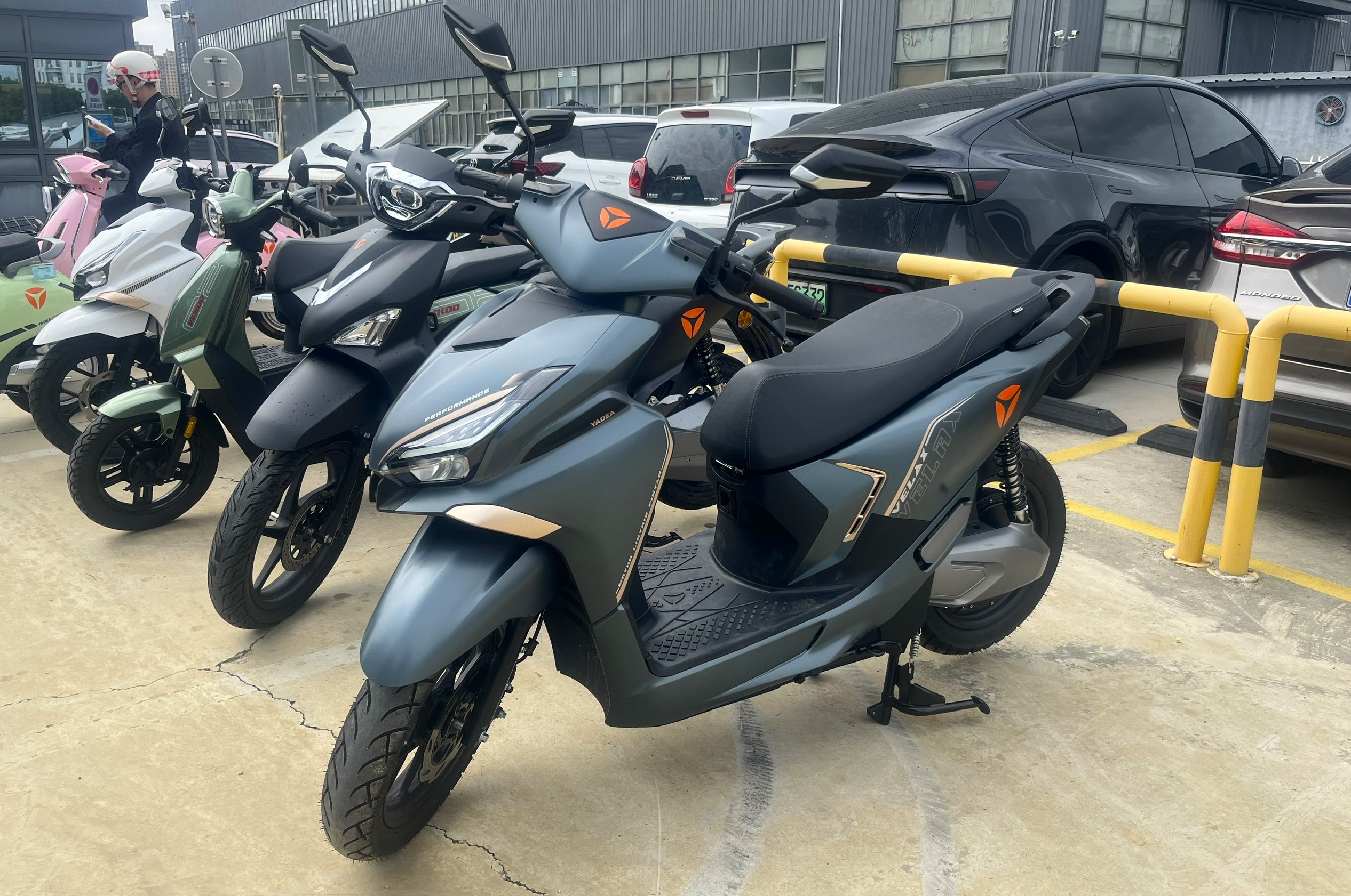 Xe tay ga điện thể thao: Phân khúc mới trên thị trường xe máy Việt - Ảnh 1.