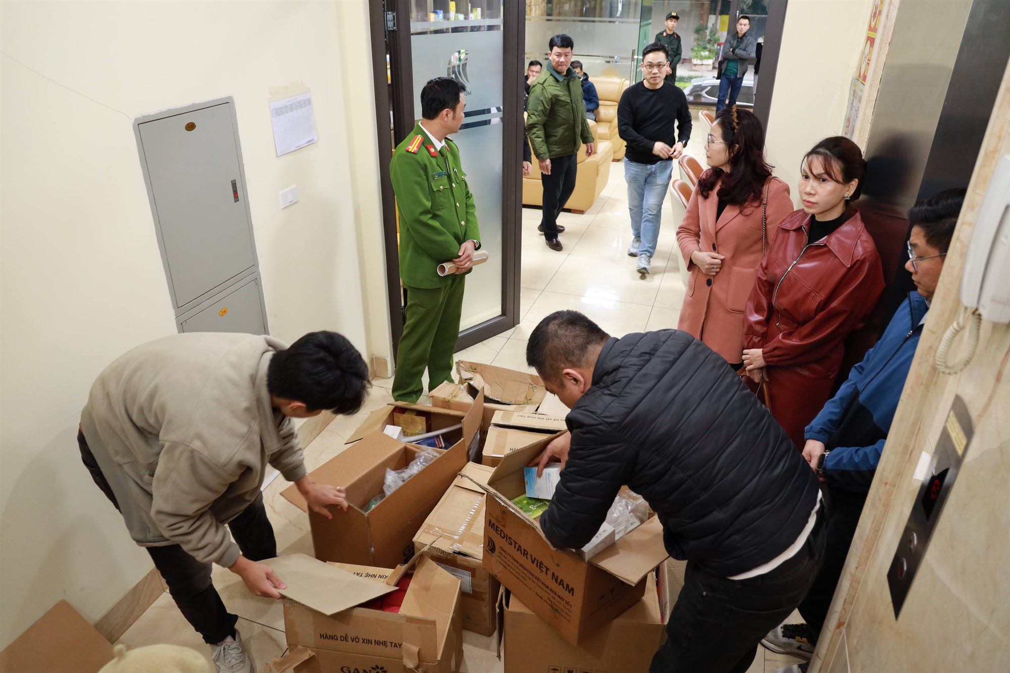 Phanh phui “đế chế” thực phẩm chức năng giả doanh thu 1.800 tỷ: Hàng trăm tấn collagen, vitamin tuồn ra thị trường suốt 13 năm- Ảnh 2.