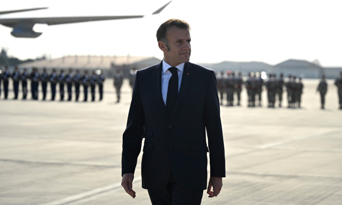 Tổng thống Emmanuel Macron tại căn cứ không quân ở miền nam Pháp hôm 15/1. Ảnh: AP