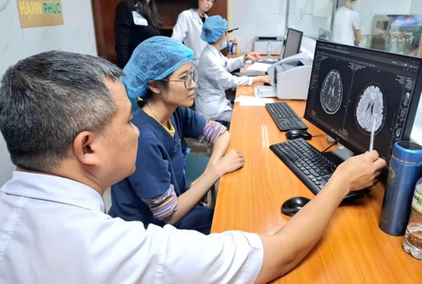 Hút thuốc lá điện tử: Phạt 5 triệu đồng, chủ quán cũng vạ lây- Ảnh 1. Hút thuốc lá điện tử: Phạt 5 triệu đồng, chủ quán cũng vạ lây- Ảnh 1.