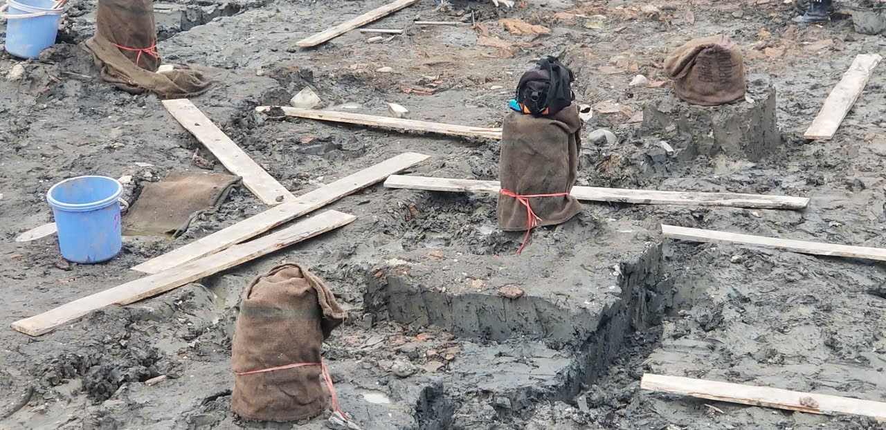 Phát hiện bãi cọc gỗ cổ trong khu di tích Đền Kiếp Bạc - Ảnh 1.