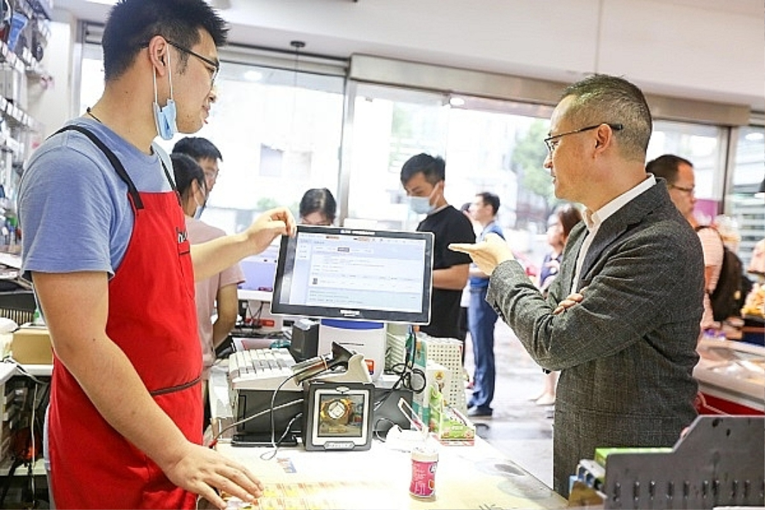 Phát hiện chủ tiệm tạp hoá chuyển khoản 354 lần cho khách hàng cũ tổng cộng 1 tỷ đồng, sau 10 năm mới báo công an- Ảnh 1.