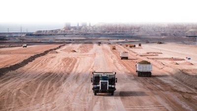 Phát hiện hơn 200 xe tải Trung Quốc không người lái bí mật khai thác kho báu lộ thiên lớn bậc nhất toàn cầu, diện tích bằng hơn 10.000 sân bóng đá- Ảnh 1.