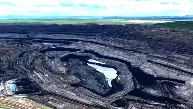 Phát hiện hơn 200 xe tải Trung Quốc không người lái bí mật khai thác kho báu lộ thiên lớn bậc nhất toàn cầu, diện tích bằng hơn 10.000 sân bóng đá- Ảnh 3.