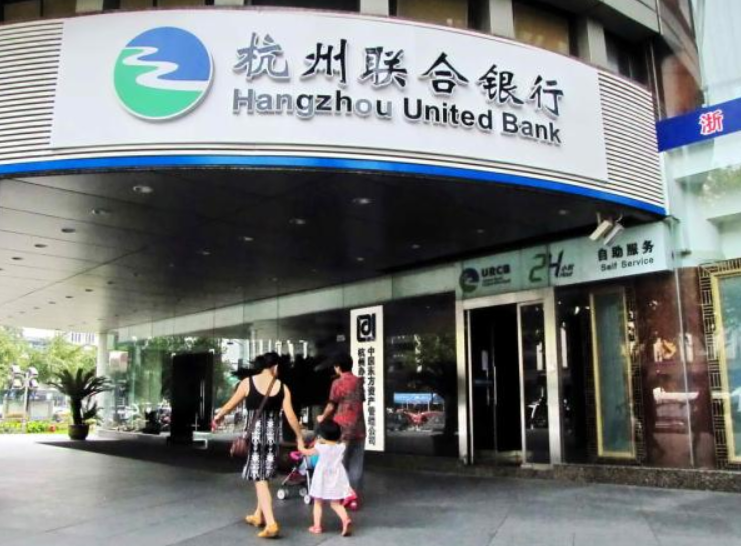 Phát hiện hơn 358 tỷ đồng tiền gửi của 42 khách hàng đồng loạt chảy vào tài khoản ngân hàng của 1 người phụ nữ sinh năm 1962- Ảnh 1.