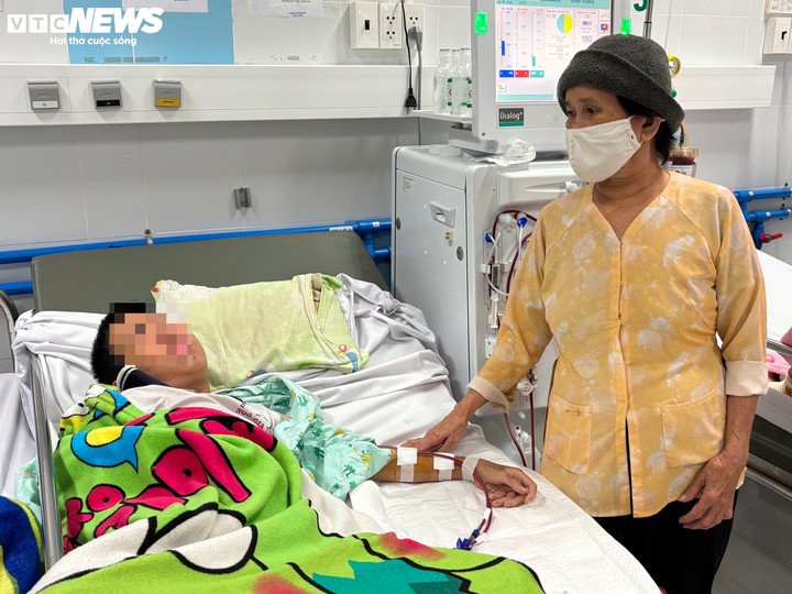 Phát hiện muộn suy thận mạn, nhiều trẻ sống phụ thuộc vào máy lọc máu 1 Chạy thận là cuộc chiến gian nan đối với bệnh nhi và người nhà.