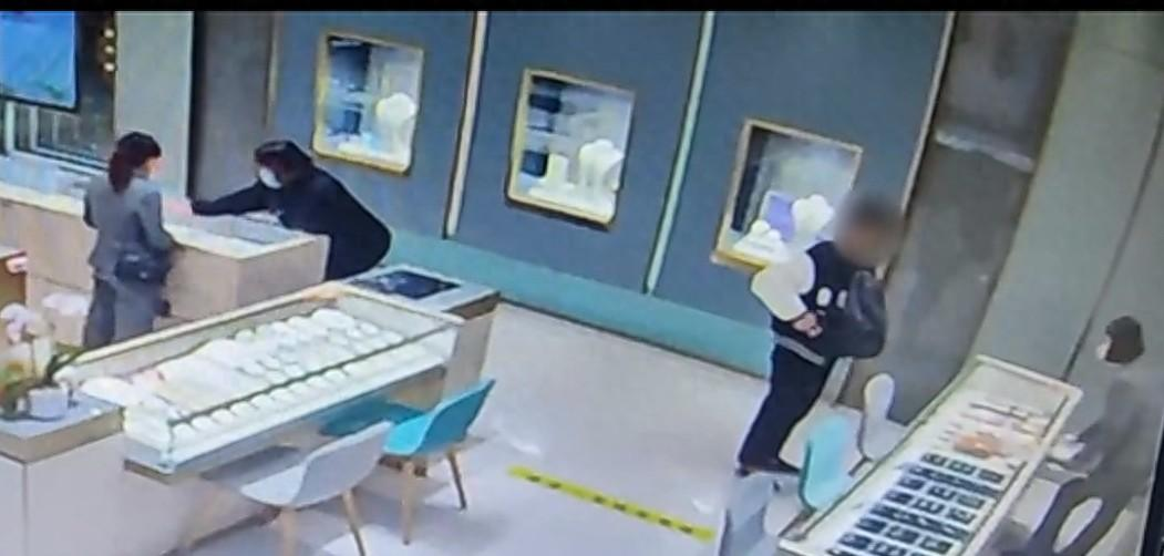 Phát hiện người đàn ông liên tục mua 7kg vàng thỏi không cần hỏi giá, cảnh sát dùng nhiều biện pháp nghiệp vụ vào cuộc- Ảnh 2.