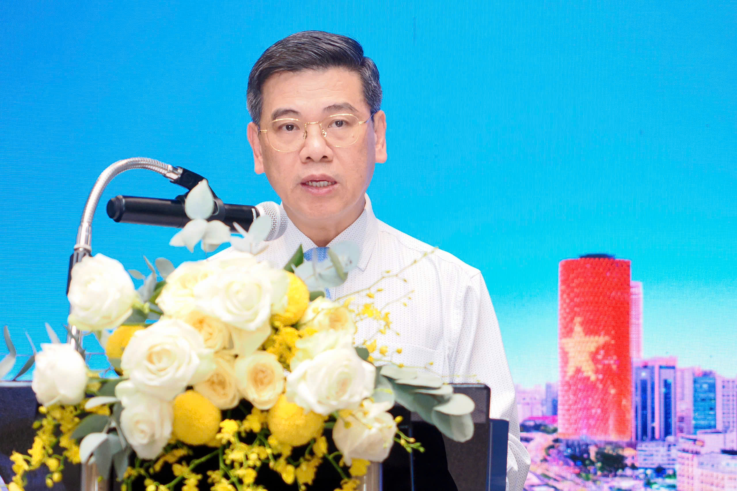 Phát triển TP.HCM thành trung tâm dịch vụ lớn, thí điểm giao dịch thịt heo qua sàn 1 công thương - Ảnh 1.