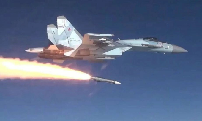 Tiêm kích Su-35S Nga phóng tên lửa R-37M trong một cuộc thử nghiệm. Ảnh: BQP Nga