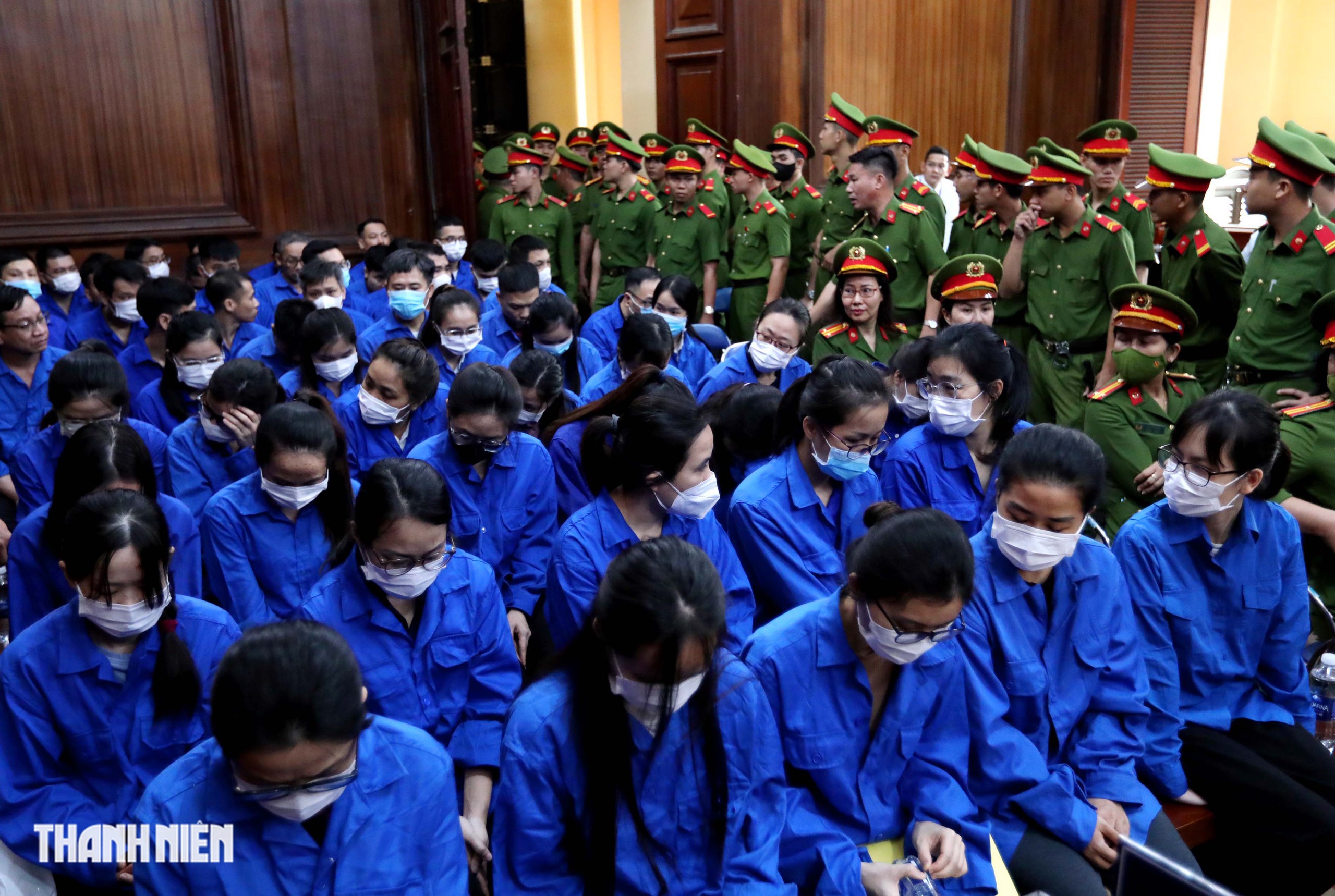 Phiên tòa 100 bị cáo vụ cấp phiếu thử nghiệm giả chật kín phòng xử - Ảnh 1.