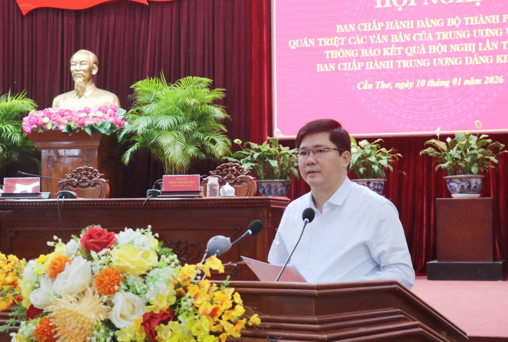 Phó Bí thư Thành ủy, Trưởng Đoàn đại biểu Quốc hội TP Cần Thơ Nguyễn Tuấn Anh báo cáo tại hội nghị. Ảnh: NHẪN NAM can-tho-1.jpg