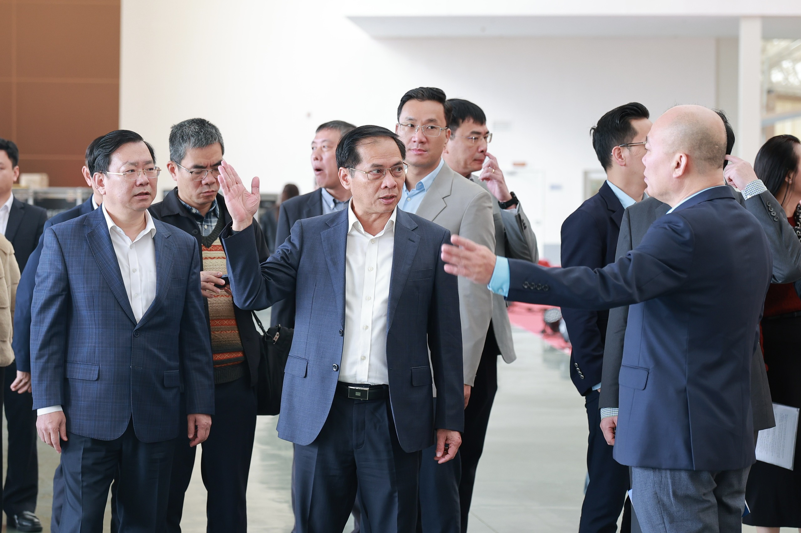 Phó Thủ tướng kiểm tra Hội chợ Mùa Xuân 2026 thúc đẩy kinh tế Việt Nam - Ảnh 1. Phó Thủ tướng kiểm tra Hội chợ Mùa Xuân 2026 thúc đẩy kinh tế Việt Nam - Ảnh 1.