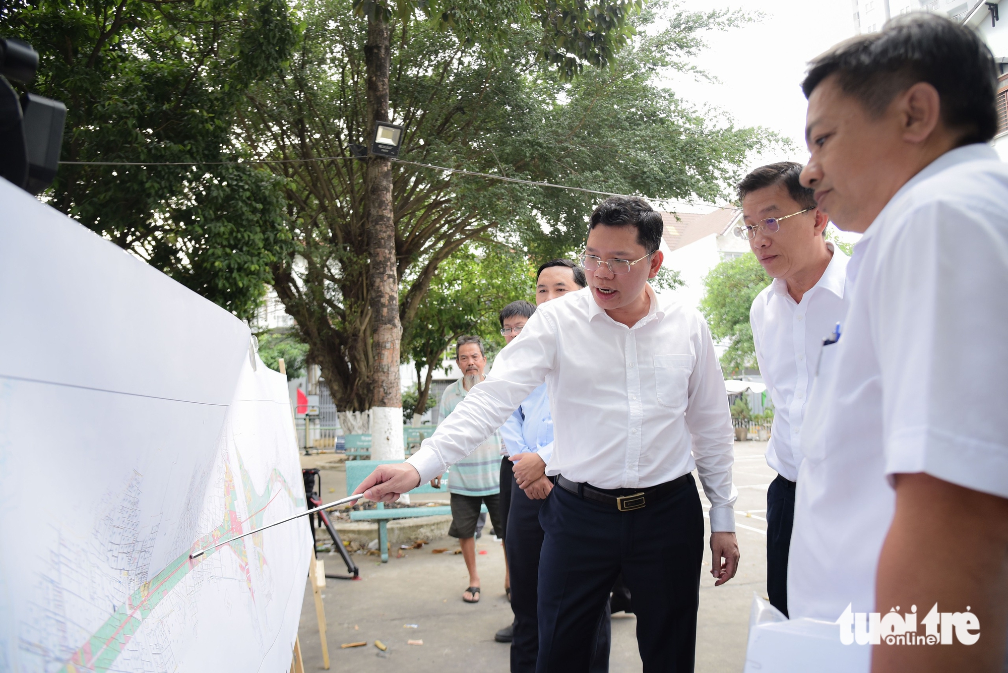 Phó chủ tịch Hoàng Nguyên Dinh thị sát tiến độ giải phóng mặt bằng làm vành đai 2 TP.HCM - Ảnh 1.