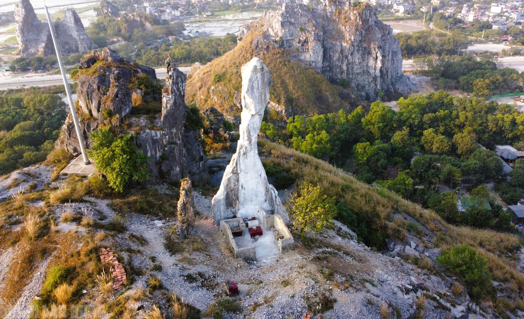 Phó chủ tịch tỉnh Thanh Hóa chỉ đạo kiểm tra thông tin liên quan tới Hòn Vọng Phu - Ảnh 1.