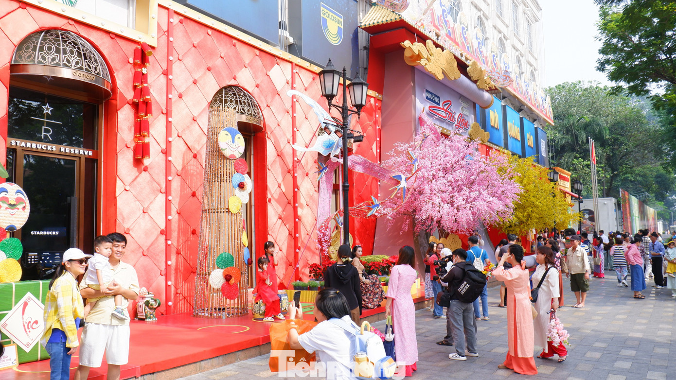 Phố phường TPHCM rộn ràng sắc xuân từ rất sớm- Ảnh 1.