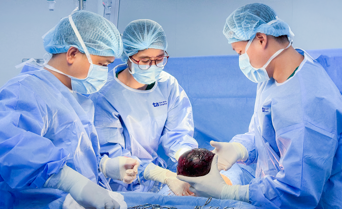 Bác sĩ Đạt (phải) mổ lấy thai cho một sản phụ mắc bệnh viêm gan B . Ảnh: Tuệ Diễm