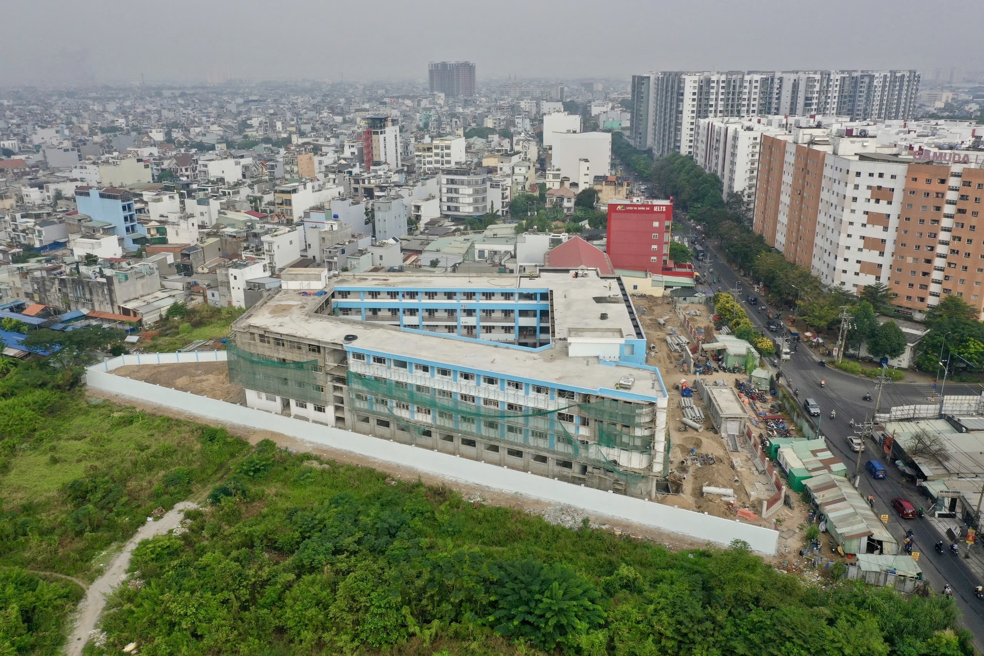 Ngắm ngôi trường tiểu học trên đất nghĩa trang lớn nhất TPHCM đã thành hình: Phụ huynh mong ngày con được đi học- Ảnh 1. Ngắm ngôi trường tiểu học trên đất nghĩa trang lớn nhất TPHCM đã thành hình: Phụ huynh mong ngày con được đi học- Ảnh 1.
