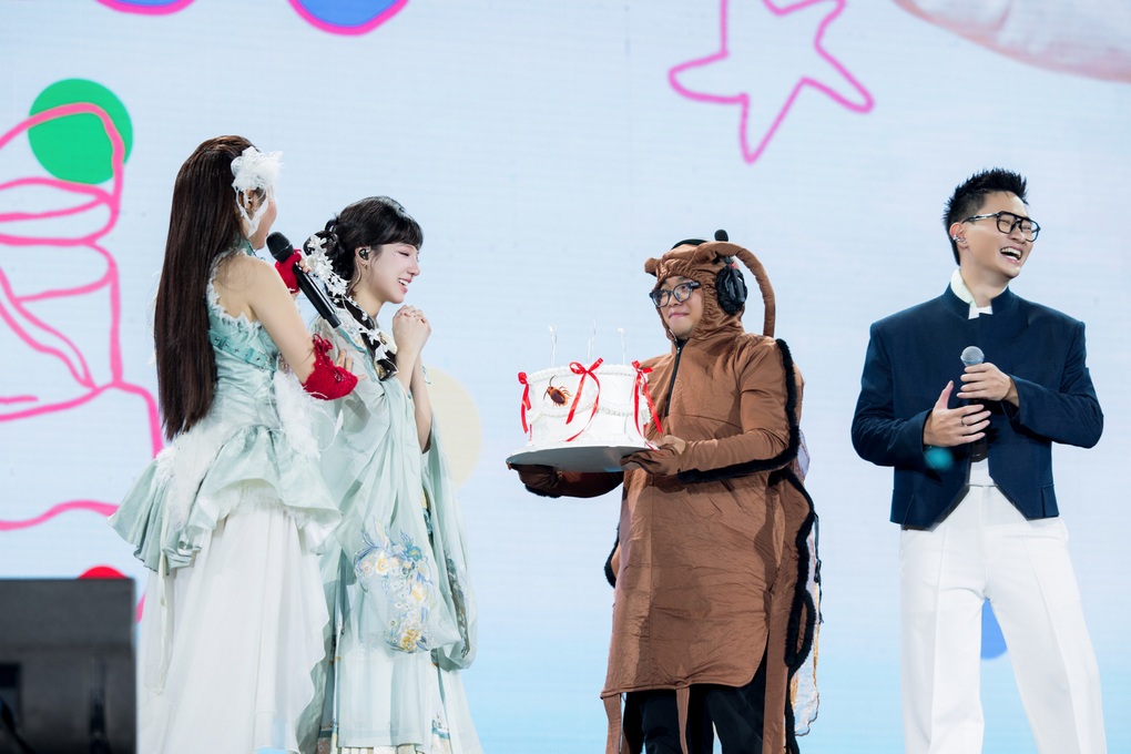 Phương Mỹ Chi bật khóc, được ca sĩ Trung Quốc tặng ngôi sao mang tên mình - 1