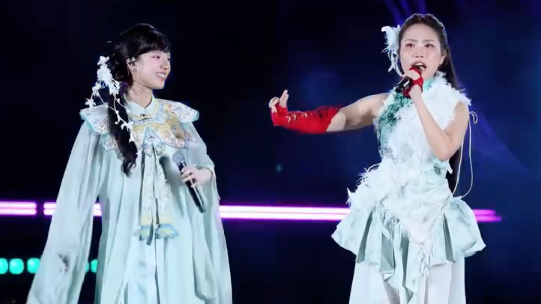 Phương Mỹ Chi trình diễn cùng ngôi sao Gen Z Trung Quốc