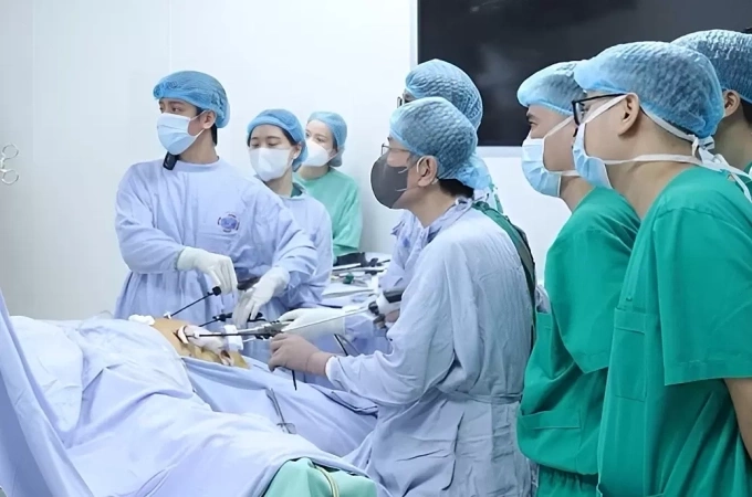 Bác sĩ Hà Hải Nam và ê kíp đang phẫu thuật cho bệnh nhân. Ảnh: Bác sĩ cung cấp