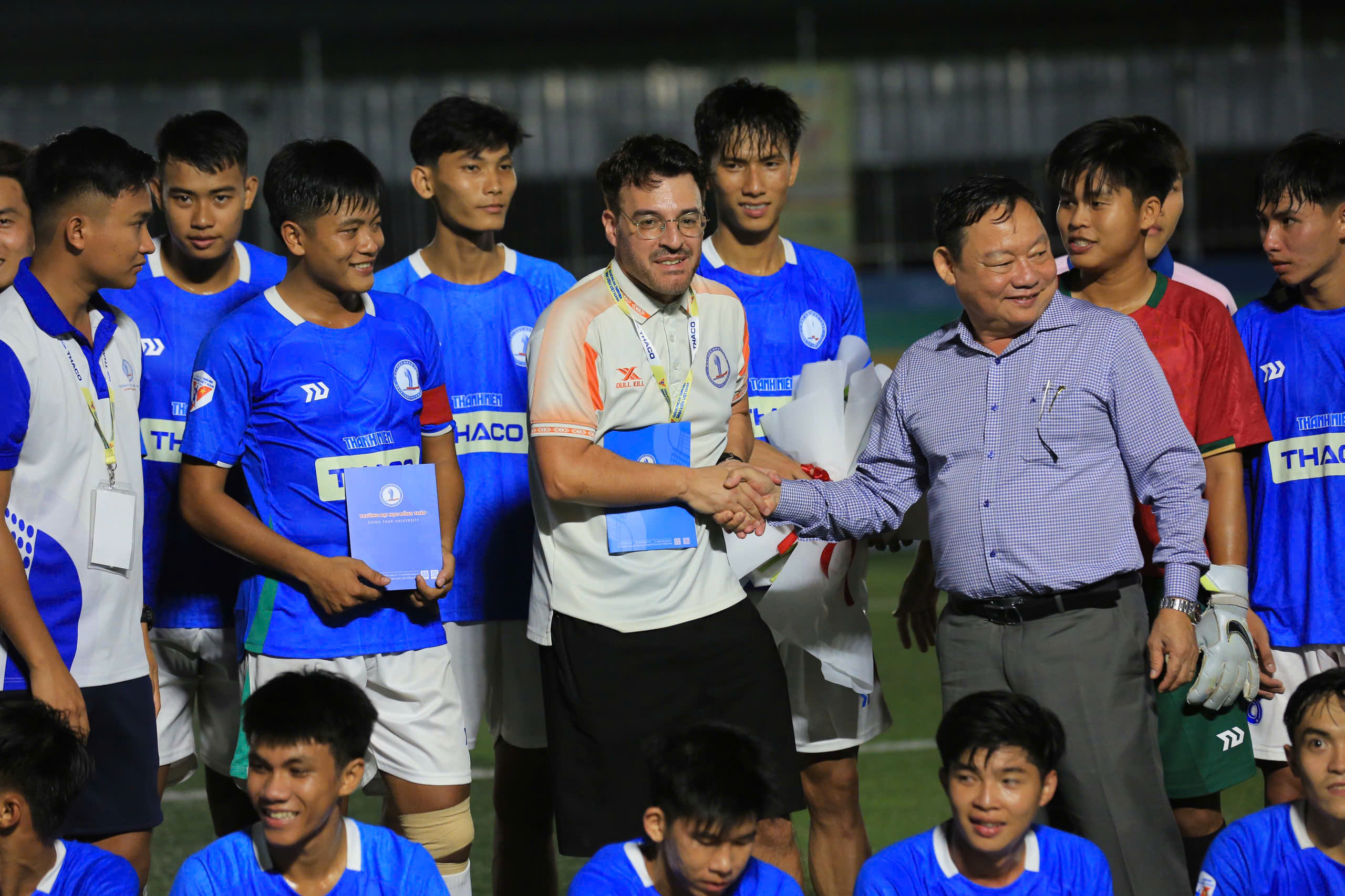 Quà sinh nhật đặc biệt của HLV Bồ Đào Nha tại TNSV THACO cup 2026- Ảnh 1.