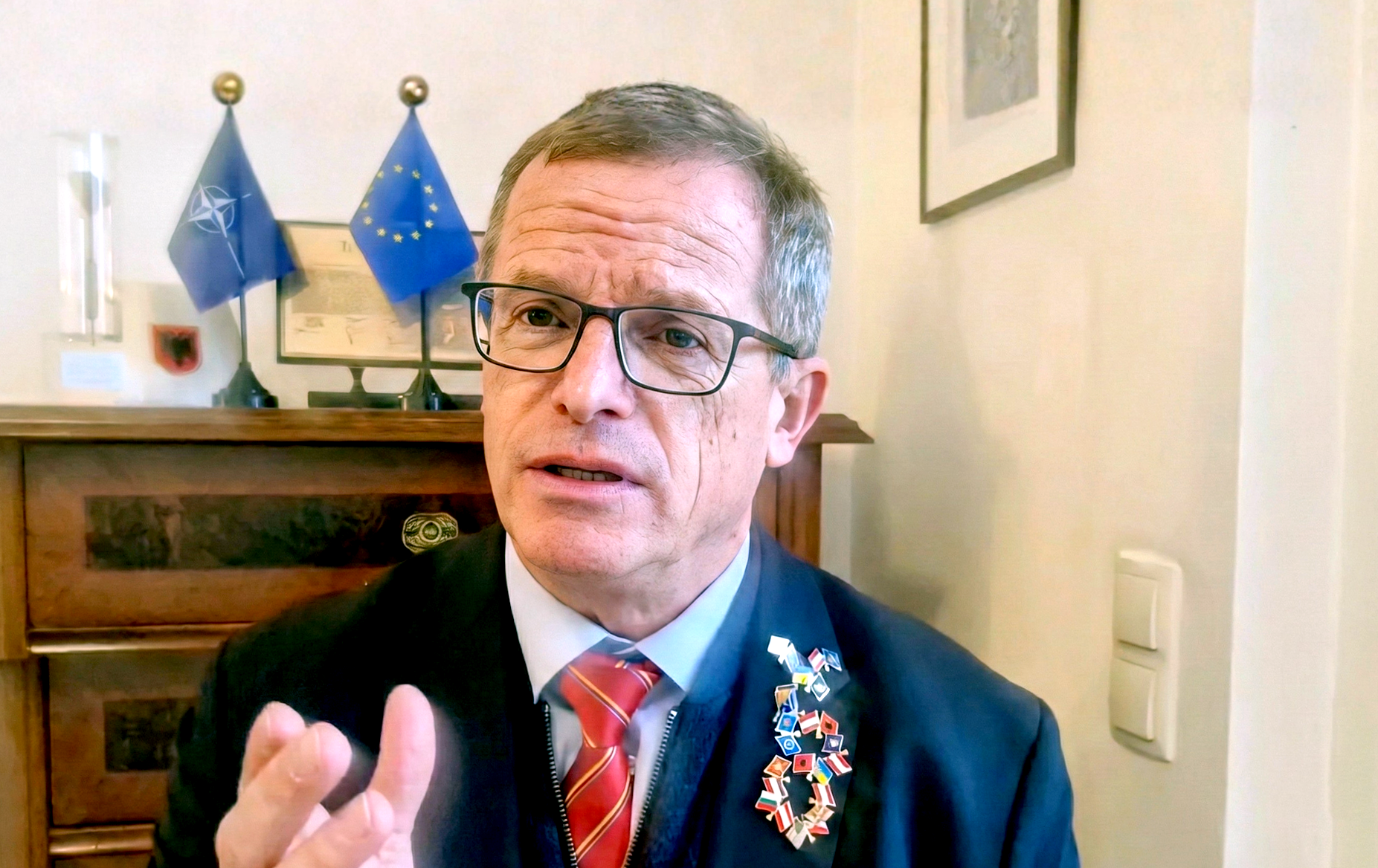 Quan chức NATO dọa 'tịch thu căn cứ Mỹ' nếu Washington lấy Greenland? - Ảnh 1.