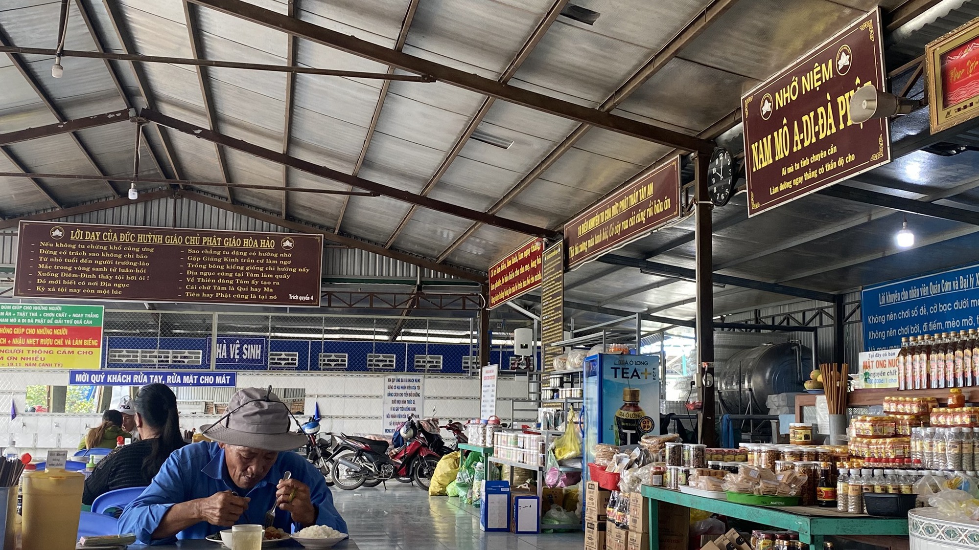 Quán cơm miền Tây công khai nuôi Quán cơm miền Tây công khai nuôi