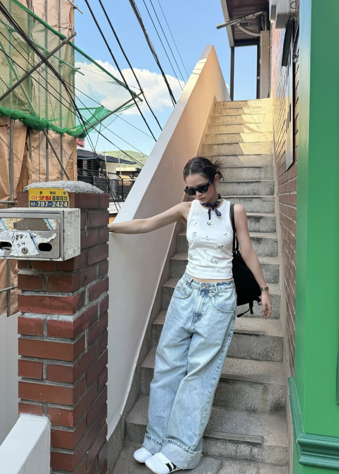 Quần jeans ống rộng trở thành lựa chọn quen thuộc trong tủ đồ của phái đẹp- Ảnh 1.