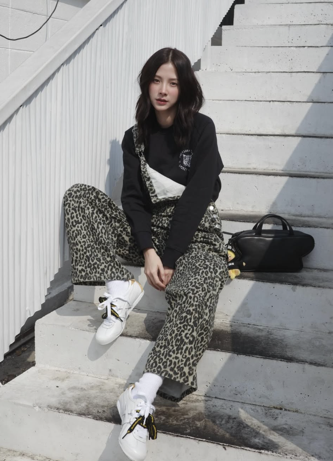 Quần yếm tạo nên diện mạo tươi mới mà không cần cầu kỳ  - Ảnh 1.