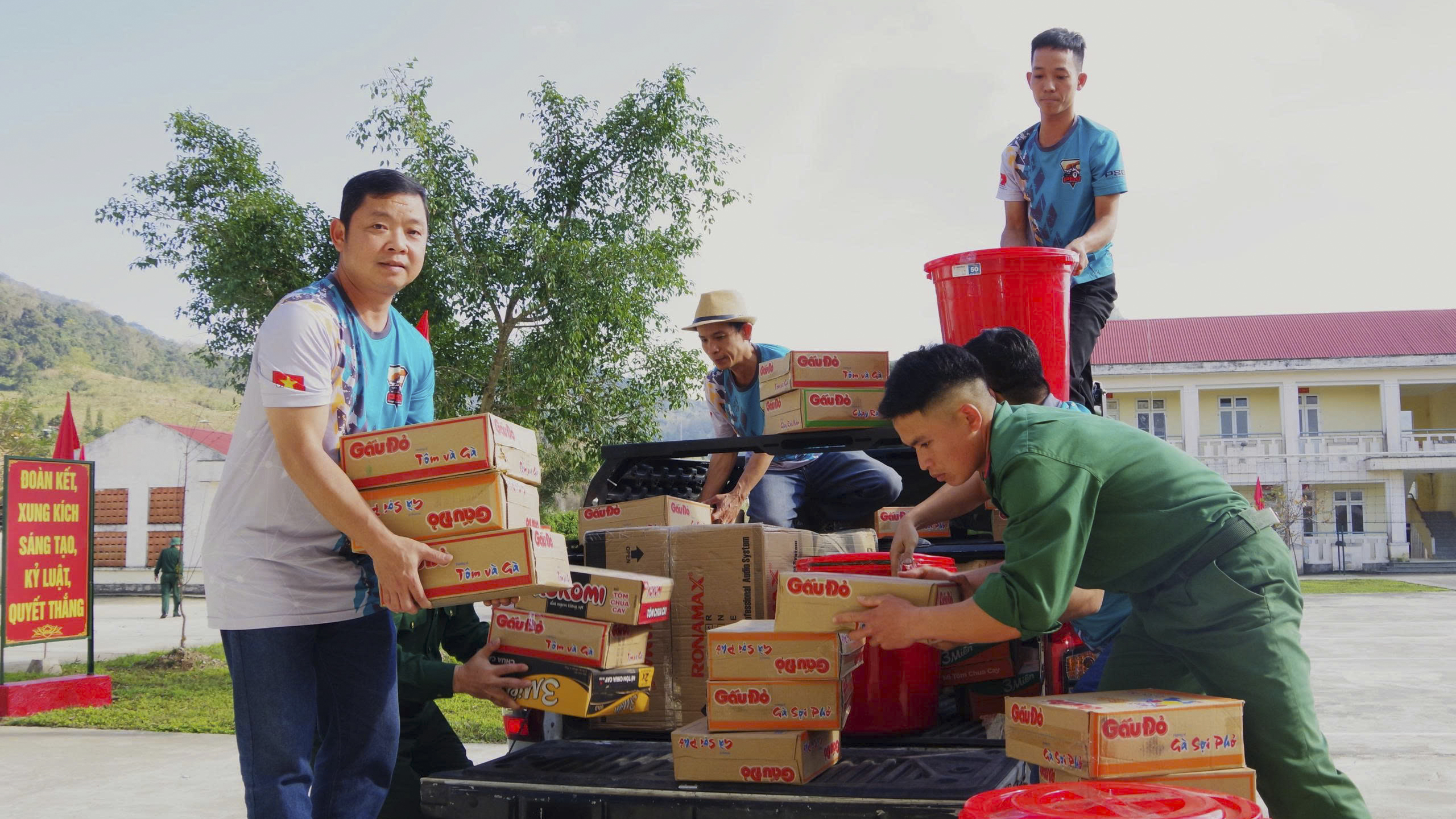 'Kết nối biển - rừng' tiếp sức đồng bào biên giới Đăk Plô- Ảnh 1.