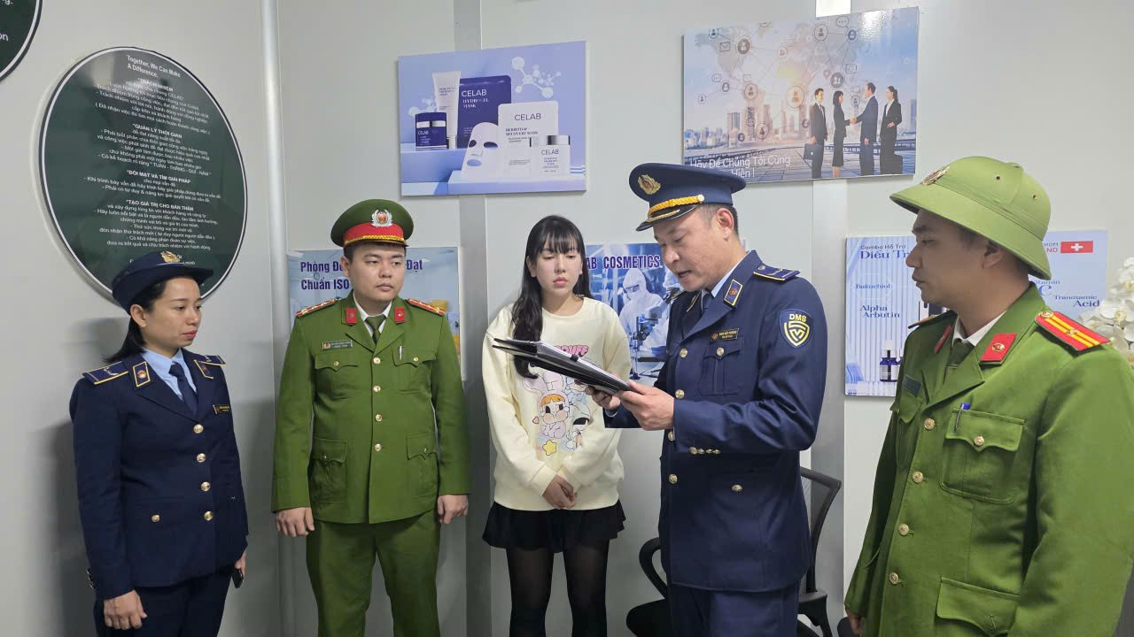 Quảng Ninh: Triệt phá đường dây mỹ phẩm giả hoạt động trên mạng - Ảnh 1.