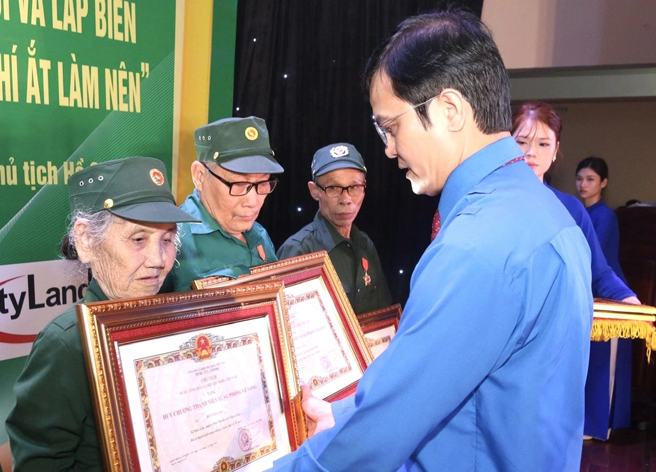 Quy định mới về xét tặng, truy tặng 'Huy chương Thanh niên xung phong vẻ vang' - Ảnh 1.