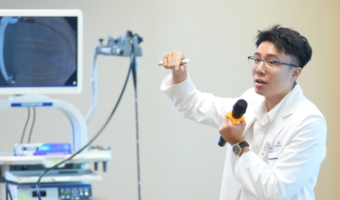 Bác sĩ Cao Thanh Vinh bên cạnh hệ thống nội soi tiêu hóa. Ảnh: Bệnh viện cung cấp