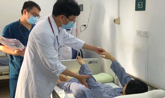 Một bệnh nhân nữ trẻ tuổi điều trị tại Trung tâm Đột quỵ, Bệnh viện Bạch Mai. Ảnh: Đỗ Hằng