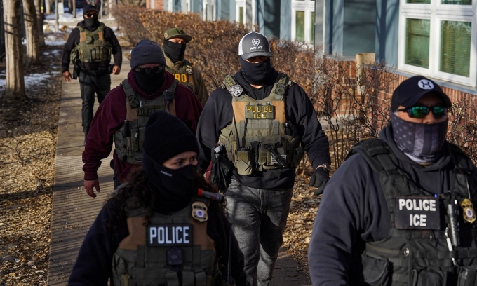 Các đặc vụ ICE tham gia một cuộc truy quét nhập cư ở Minneapolis, Minnesota, hôm 13/1. Ảnh: Reuters